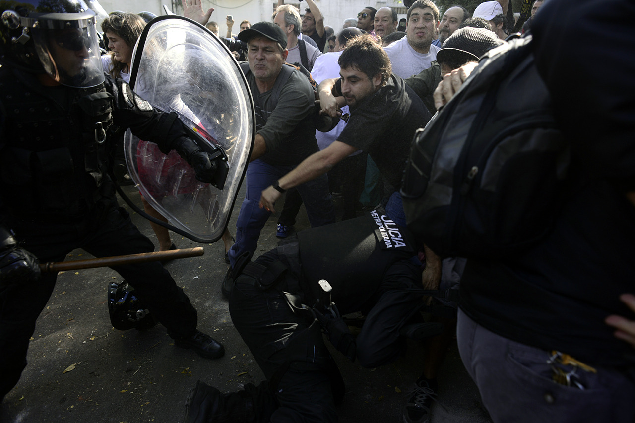 Represión en el Borda: empleados y periodistas heridos con balas de goma. (Pepe Mateos)