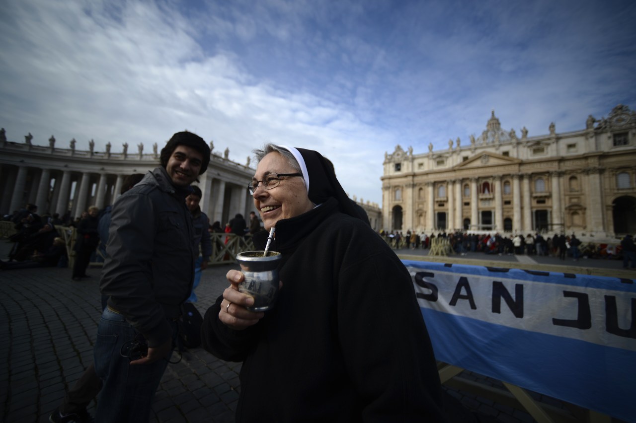 Una multitud acompañó el primer Angelus del Papa Francisco en la Plaza de San Pedro en el Vaticano. (AFP)