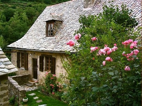 conceptosytendencias: Cottages / ~ this little French cottage is for rent ~ wouldn’t it be a wonderful place to vacation? on We Heart It - http://weheartit.com/entry/56224296/via/rosselynn 