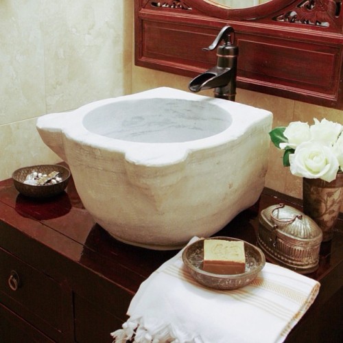 The good old marble Turkish hammam sink is in! It sure has some character. A little bulky (okay, too bulky), but I kinda like that:) #turkishhammamsink #marblesink #bathroom #chinesecabinet #boho #bohemian #interiordecor #decor