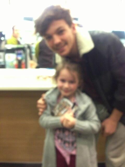 
Louis ayer con una pequeña fan

