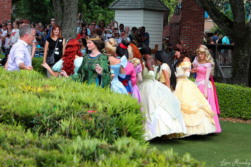 disneyismyescape:

magicaldisneyworld:

Princesses and Elinor on Flickr.

It’s like they are on a school trip and Elinor is their teacher and all the princesses are her students and she’s trying to teach but they’re too interested in something else
