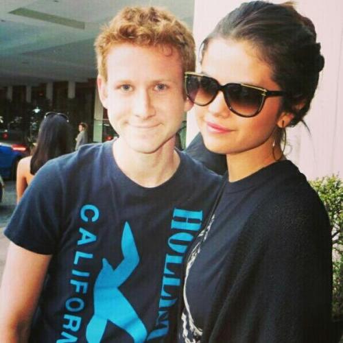 @NikoTyler: @selenagomez is a sweetheart!! Love her shades! Nice meeting you Selena!