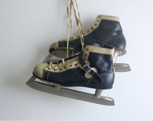 limilee:


Vintage hockey skates via shavingkitsuppplies on etsy     
Souvenir de jours enchantés     

