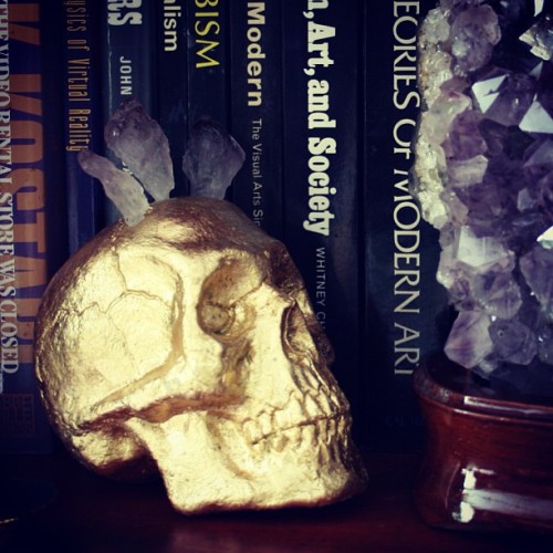 #diy #skull #goldskull #amethyst #oldbooks #crystals #craft #boho #bohemian #decor #interiordecor #interiordesign #love