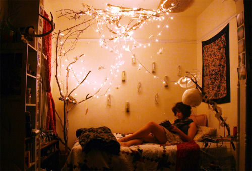 sweethomestyle:

Bed nook submitted by herbcoil.