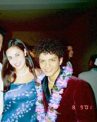 Megs1282: Met @BrunoMars in a karaoke bar (Waikiki, 2001) &amp; told my mom to take pix of us cuz he&#8217;s gonna be famous!