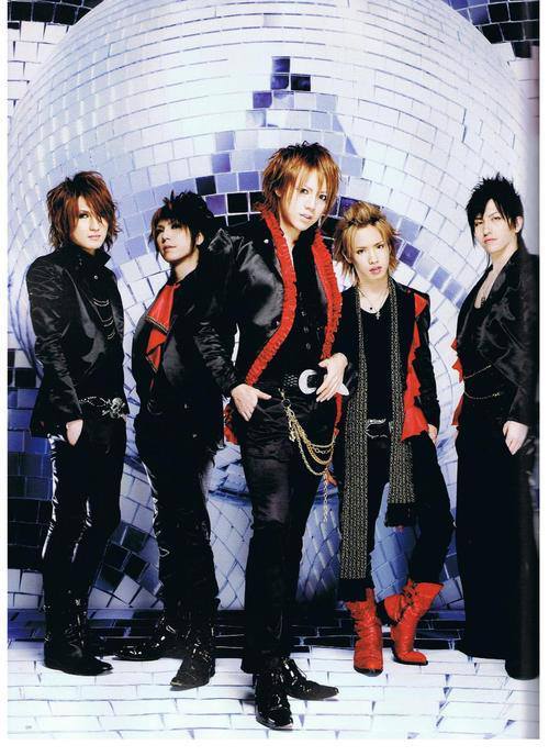 New DVD “Alice Nine Live 2012 Court of “9”#4 Grand Finale COUNTDOWN LIVE 12.31” @ 2013/06/19: Disc 1: LIVE本編収録楽曲（本編16曲 + アンコール
5曲） 1.Heavenly Tale 2.閃光 3.GALLOWS 4.Q. 5.九龍-NINE HEADS RODEO SHOW- 6.BLUE FLAME 7.Kiss twice, Kiss me deadly 8.朱
い風車 9.ハイカラなる輪舞曲 10.Scarlet 11.花霞12.ハロー、ワールド
 13.RAINBOWS 14.the Arc 15.DEAD SCHOOL SCREAMING 16.RED CARPET GOING ON  ENCORE 1.一月一日～the beautiful name 2. TSUBASA. 3.暁 4.Heart of Gold 5.
すべてへ Disc2 “Special Stage Movie Collections” Heavenly Tale 花霞 ハロー、ワールド