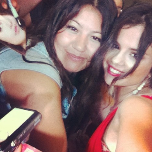  Selena and a fan at the ‘Spring Breakers’ premiere in Los Angeles!