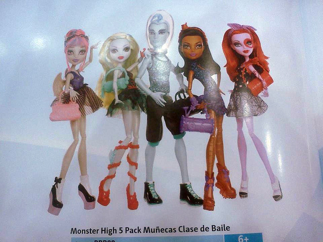 westcoastavenger:

So I realized that the pics of the new MH dolls were really blue. So I fixed em in photoshop.

Aw, thank you Sugar! Now I’m definitely sending you that Bratz outfit! XD