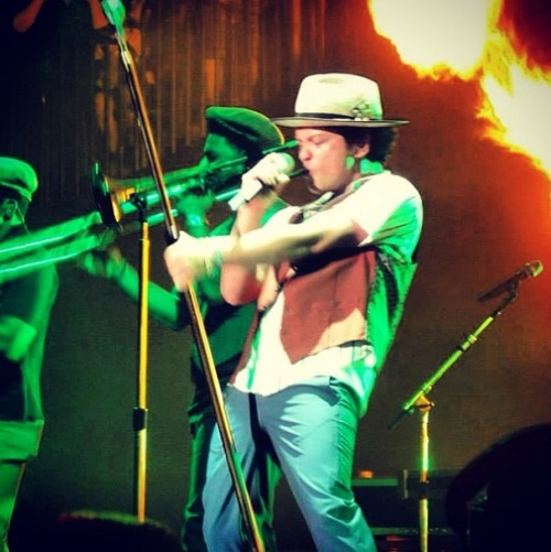 bmars-news:    nicolemars2 submitted: “#Hooligans are forever jealous of a Microphone stand lol! @.BrunoMars #MJWT #Vegas 8/3/13” (Credit: obsessingoverbrunoand1d)