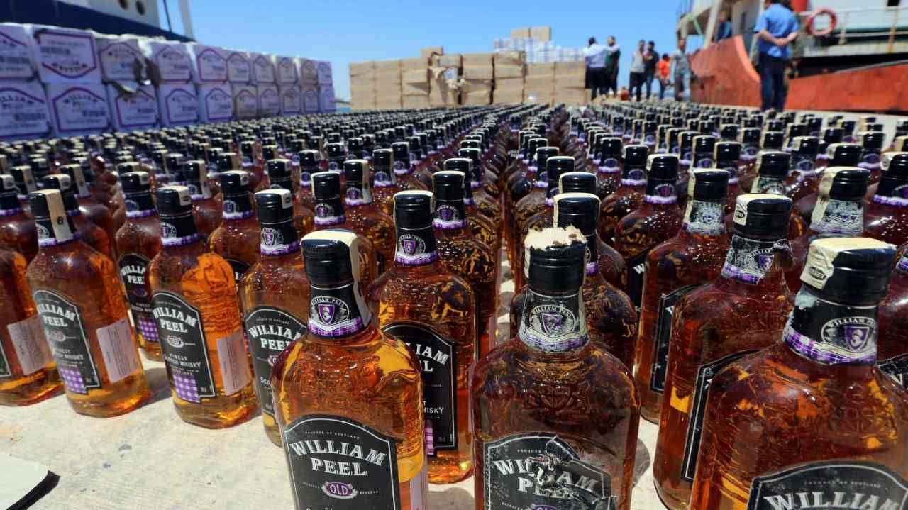 CONTRABANDO. Trípoli, botellas de whisky que fueron capturados por la guardia costera de Libia cuando intentaban pasar de contrabando al país del norte de África donde la venta de alcohol y el consumo en ilegal. (AFP)