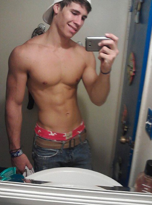 just-a-twink: lilgayboy: Click here for more Hot Dudes! Hot Selfie!!! 