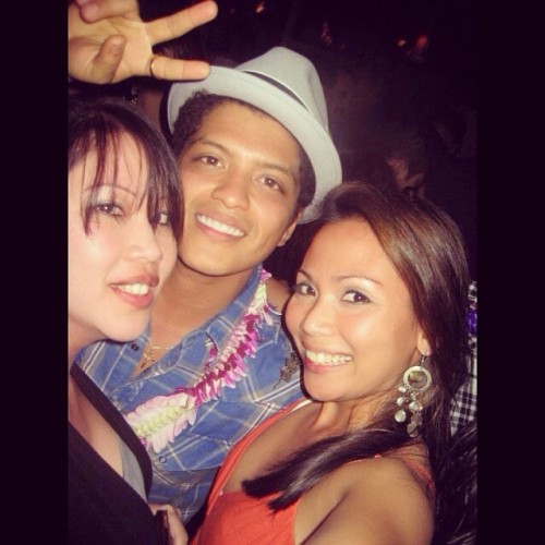 yennner: #flashback #selfie with #brunomars #2010 #oahu