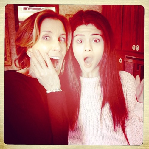 felicityhuffman: And of course have to always do the scared photo. Got @SelenaGomez in on it too. 😱