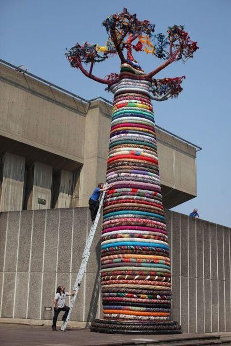 textileconvo:  Major yarn bombing… 