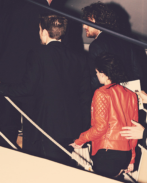
:33333 Holding hands ♥
