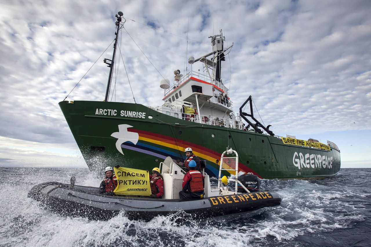 Fotografía facilitada por Greenpeace que muestra el rompehielos &#8220;Arctic Sunrise&#8221; de Greenpeace que entró la víspera en el mar de Kara (Ártico ruso) sin contar con el permiso de las autoridades de este pais. Los agentes fronterizos detuvieron el barco después de que los activistas (de Greenpeace) desembarcaran desde el &#8220;Arctic Sunrise&#8221; y se acercaran con lanchas neumáticas al barco de exploración sísmica &#8220;Geolog Dmitri Nalivkin&#8221;, fletado por la petrolera rusa Rosneft y la estadounidense ExxonMobil, con pancartas &#8220;¡Salven el Ártico!&#8221;. (EFE/Will Rose)