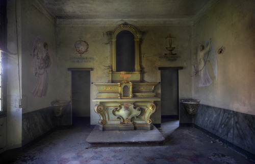 auguris:

The abandoned orphanage ( explore ) by andre govia. on Flickr.
