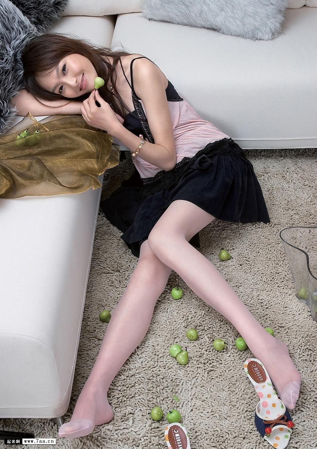 Pantyhose Models (Cute Japanese woman in pink tights)
