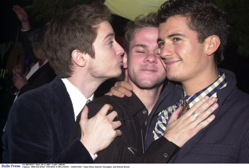 hahaaa. look how orlando bloom is trying his damnedest not to look so 