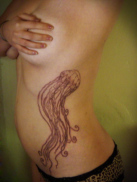 jellyfish side tattoo likelytovanishfuckyeahtattooscephalolove