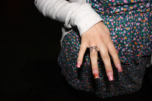 bow finger tattoos are just classy 8230 pissandglamour via
