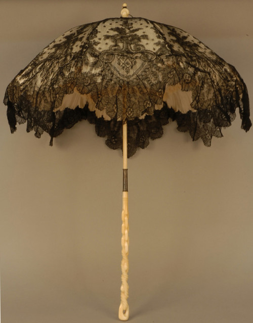 cinnamonspider:  lostsplendor:  kittieloveschris:  whattheywore:  Folding chantilly lace parasol with carved ivory handle, 1870’s
