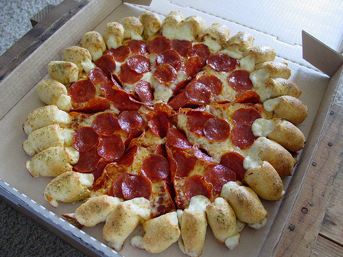 josemvera:  Get In Mah Belly!  (via fuckyeahcomfortfood) no sabia que existian pizzas con tequeños incorporados #JK   