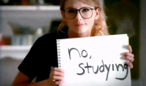 Taylor Swift wearing “nerd” glasses in the music video for her latest hit, 