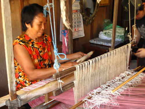 A loom weaver at work in Sibangan Cove. They made the prettiest tapestries. :)