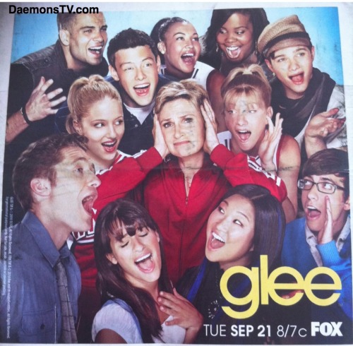 itsnotadreamanymore:   faberryflavored:  isayalittleprayer4u:  daemonstv:  Glee Season 2 Screener package. Woo!  this was the photoshoot where dianna wasn’t there.   ^ Mind. Blown.   OMG OMG OMG OMG 