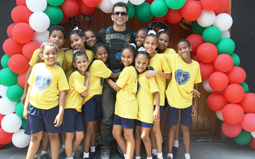 Marcelo Dourado é  recepcionado por algumas das crianças da Instituição antes de participar  da sessão de fotos para a campanha de Natal, da LBV, Legião da Boa Vontade.
(foto Amanda Ferreira)