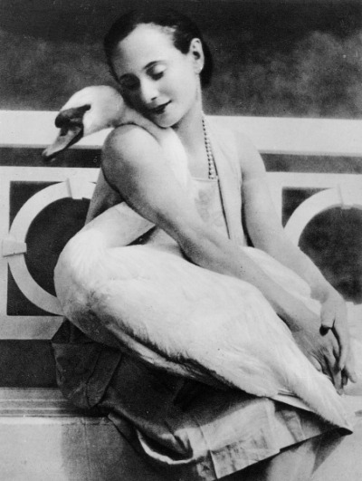 billyjane:   Anna Pavlova with her pet swan Jack, c.1905  [see also and smaller version of this at yama-bato]