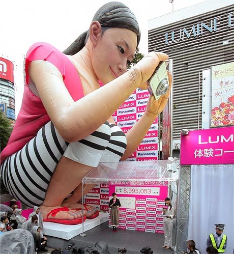 Giant woman with a camera terrorizes Tokyo via lilbumps 