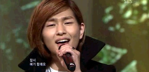mizukeii:  synki:  sensuwal:  <3  ♥  Onew looked so hot in this perf. Vampire look~ 