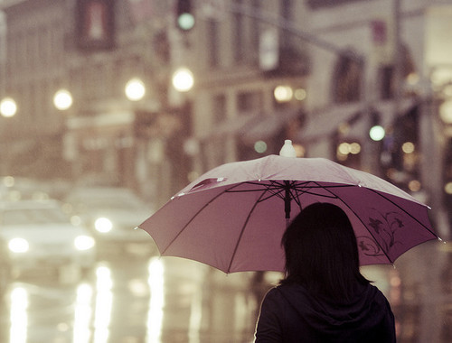 rayannegmartins:

Dias chuvosos são bons quando você se sente triste, pois você não é o único a chorar, o céu está chorando com você.
