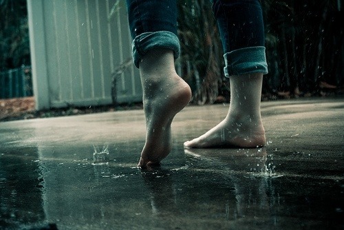 e eu nunca ficaria, a chuva que escorria entre meus calcanhares machucava, e como.