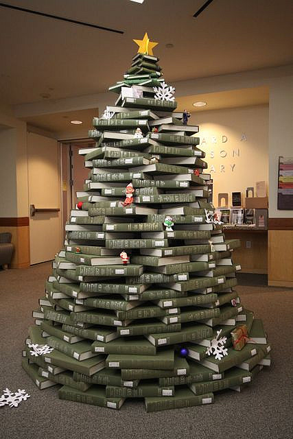 Árbol de Navidad formado por libros desde la base