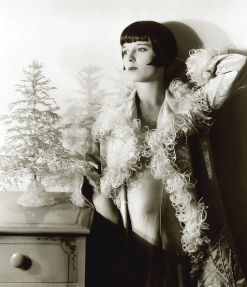 mothgirlwings:

Louise Brooks - Christmas 1920s
