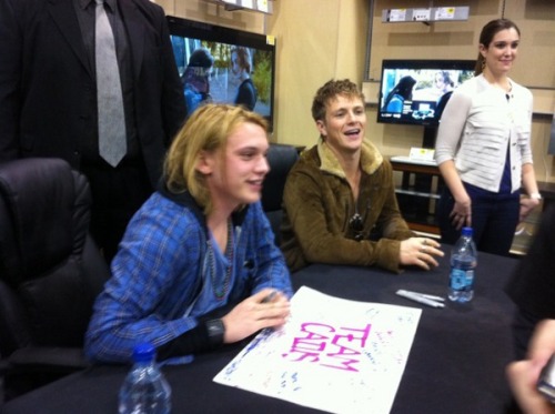 Charlie & Jamie at the Best Buy Eclipse DVD signing, taking place right now!
