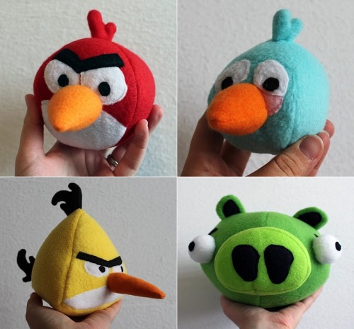 Plushies of the Day: IRL Angry Birds playset. DIY Patterns: Red bird; blue bird; yellow bird; pig. Thank you in advance for making me one of each. [geekycrafts / spritestitch.]