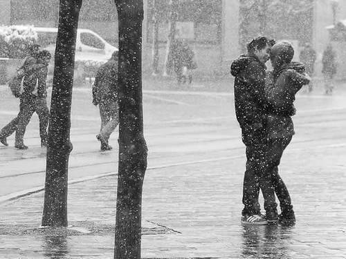 young couple kissing in rain. couple kissing in rain images. couple kissing in rain.