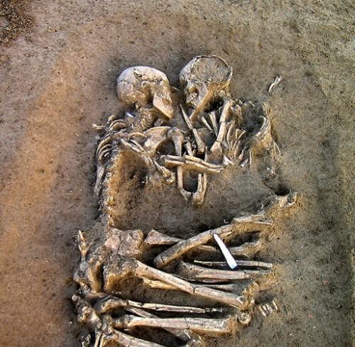 dizentao:


Estes dois esqueletos do período neolítico foram descobertos por  arqueólogos, perto de Mântua, em Itália e acredita-se ser amantes  jovens, devido à presença de todos os dentes. A localização de seu  eterno abraço tinha apenas 25 quilômetros ao sul de Verona, a cidade  onde o amor de Shakespeare, a história de Romeu e Julieta foi definido.

