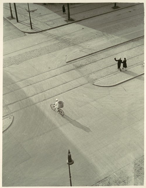 László Moholy-Nagy : 7 A.M. (New Year’s Morning) (ca. 1930)

(via: uncertaintimes)