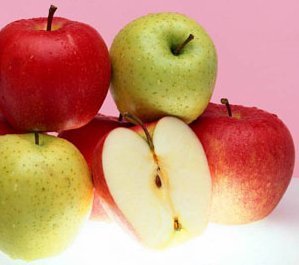 Manfaat Buah Apel Penampilan apel yang merah dan ranum mengundang imajinasi dan selera orang yang memandangnya. Apel dijuluki buah terlarang yang sensual dan memiliki daya tarik tersendiri. Lebih dari itu, buah ini punya banyak manfaat untuk kesehatan, yaitu:1.    Menurunkan kadar kolesterol Apel dikenal mengandung fitokimia, zat antioksidan yang efektif melawan kolesterol jahat (LDL). Life Science tahun 1999 menulis, selain menurunkan kolesterol jahat, apel juga meningkatkan kolesterol baik (HDL). Kandungan pektin dan asam D-glucaric dalam apel berjasa membantu menurunkan kadar kolesterol jahat dalam tubuh. 2.    Mencegah kanker dan menyehatkan paru-paru  National Cancer Institute di AS melaporkan, zat flavonoid dalam apel terbukti dapat menurunkan risiko kanker paru-paru sampai 50 persen. Penelitian dari Cornell University di AS juga menemukan bahwa zat fitokimia dalam kulit apel menghambat pertumbuhan kanker usus sebesar 43 persen. 3.    Mencegah penyakit jantung dan stroke British Medical Journal (1996) mencatat, apel terbukti mencegah serangan stroke. Publikasi penelitian di Finlandia (1996) menunjukkan, orang berpola makan kaya flavonoid mengalami insiden penyakit jantung lebih rendah.4.    Menurunkan berat badan Sebagai sumber serat yang baik, apel baik untuk pencernaan dan membantu menurunkan berat badan. Apel merupakan camilan yang sangat baik untuk orang yang sedang menurunkan berat badan karena kadar seratnya tinggi sehingga mencegah rasa lapar datang lebih cepat.5.    Menjaga kesehatan gigi Apel juga mengandung tanin, zat yang bermanfaat mencegah kerusakan gigi periodontal. Penyakit gusi itu disebabkan saling menempelnya bakteri pembentuk plak. Itu menurut Journal of American Dental Association (1998).6.    Membuat perempuan tetap cantik Kandungan boron dalam apel terbukti membantu wanita mempertahankan kadar hormon estrogen saat menopause. Mempertahankan estrogen berarti mengurangi gangguan yang disebabkan oleh ketidakseimbangan hormon di kala menopause, misalnya semburan panas, nyeri, depresi, penyakit jantung, dan osteoporosis.7.    Melindungi tubuh dari virus flu Konowalchuck pada 1978 mengeluarkan publikasi mengenai efek antivirus dalam minuman sari buah apel. Menurutnya, sari apel sangat baik untuk melawan serangan infeksi virus karena stamina dan kekebalan tubuh meningkat berkat konsumsi sari apel itu