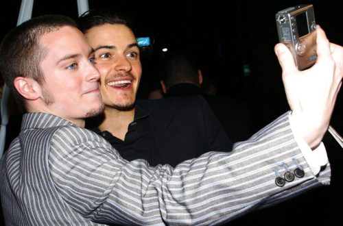 Elijah Wood &amp; Orlando Bloom squeeze in for a picture