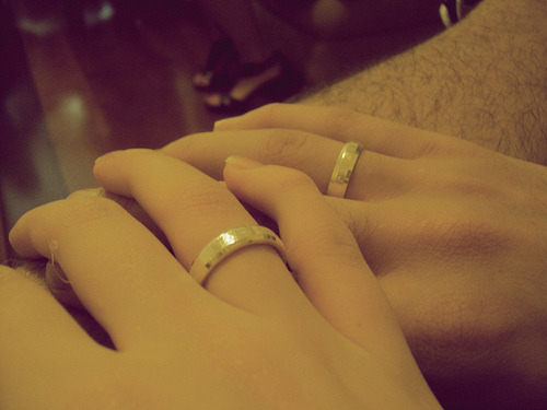 ivalentim:

O anel de casamento é colocado no dedo anelar da mão esquerda, porque é o único dedo que tem uma veia ligada ao coração.
