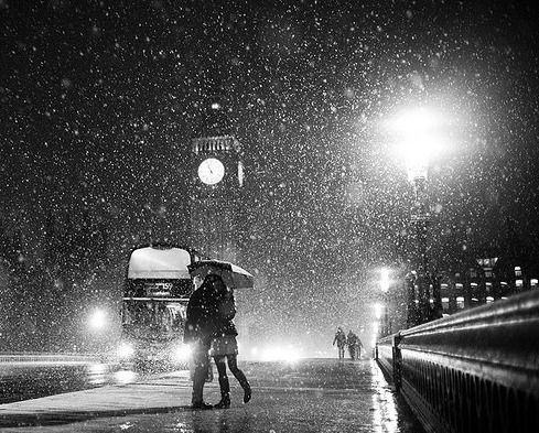 Let's walk in the rain together. (couple,cute,snow,photography,black and white)