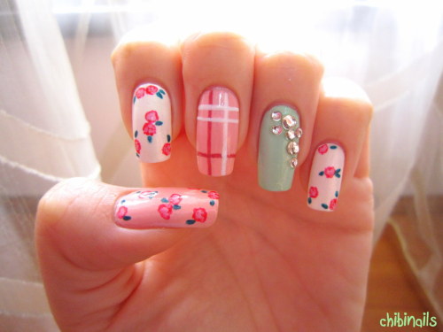Nail design based on a wrapping paper